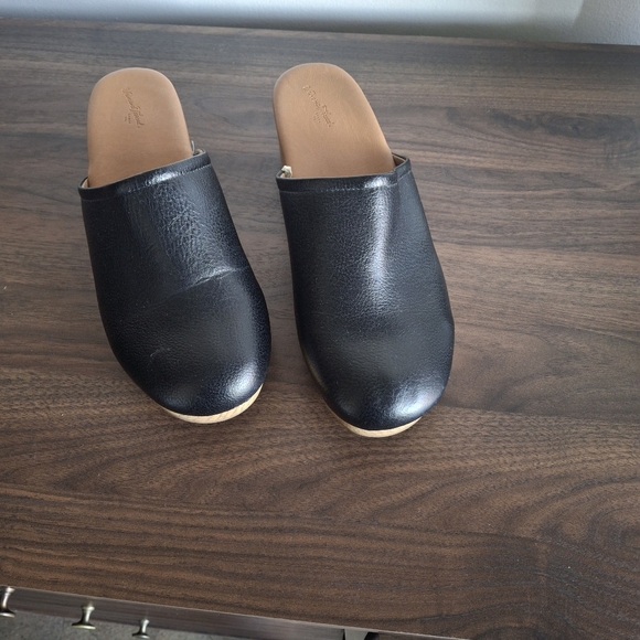 Universal Thread Magnolia Clogs - Picture 2 of 5